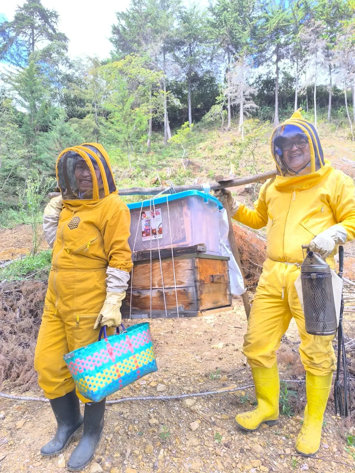 Grupo de personas aprendiendo sobre apicultura